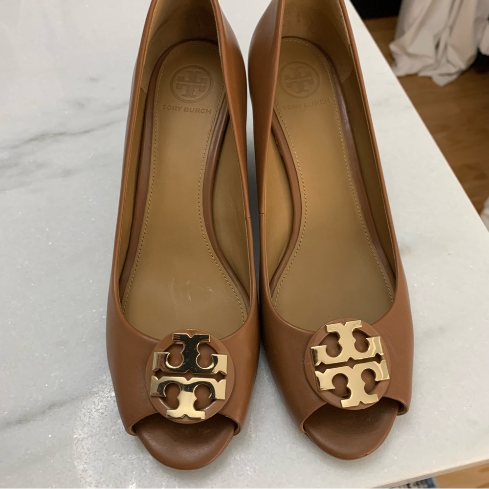 Tory Burch l Brown Peep Toe Pump w/ Gold Logo